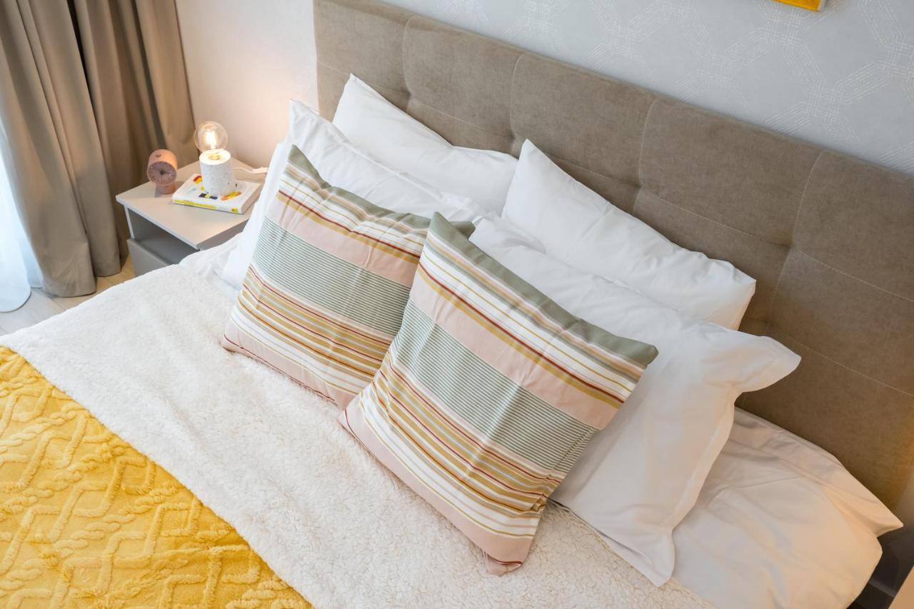 דירה Contemporary Haven - 1 Bedroom With A Balcony Charm
