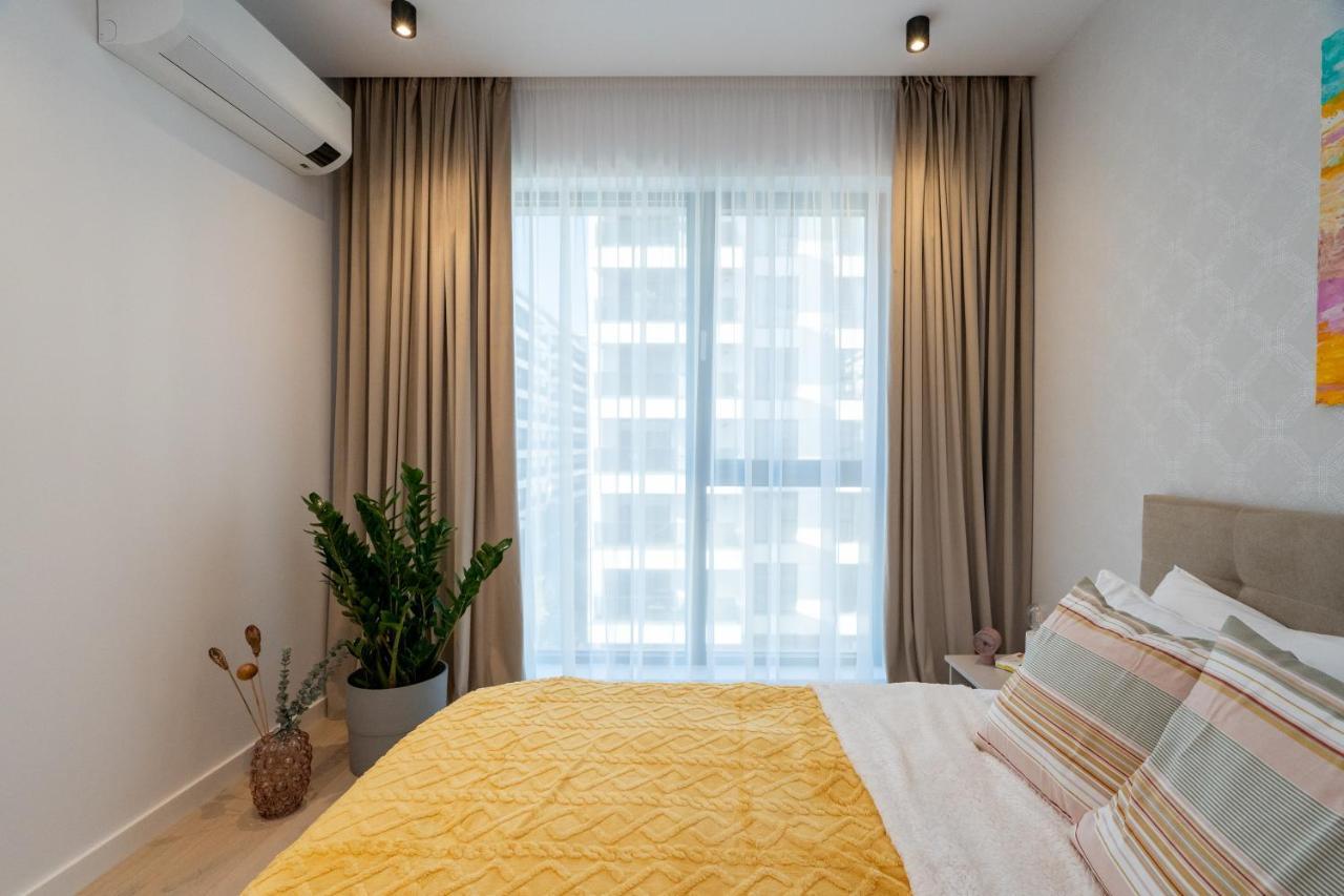 דירה Contemporary Haven - 1 Bedroom With A Balcony Charm *