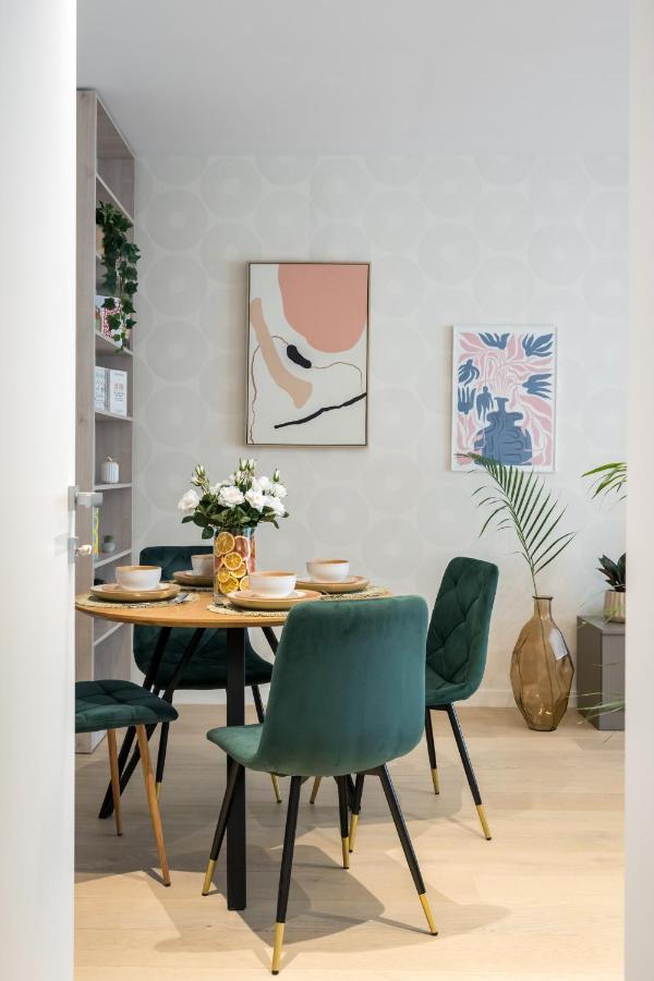 Contemporary Haven - 1 Bedroom With A Balcony Charm דירה