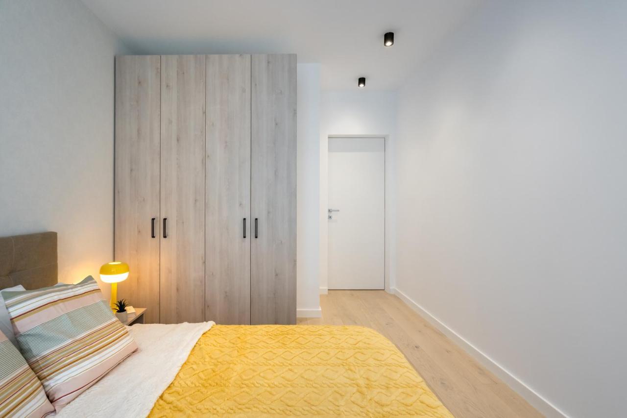Apartment Contemporary Haven - 1 Bedroom With A Balcony Charm