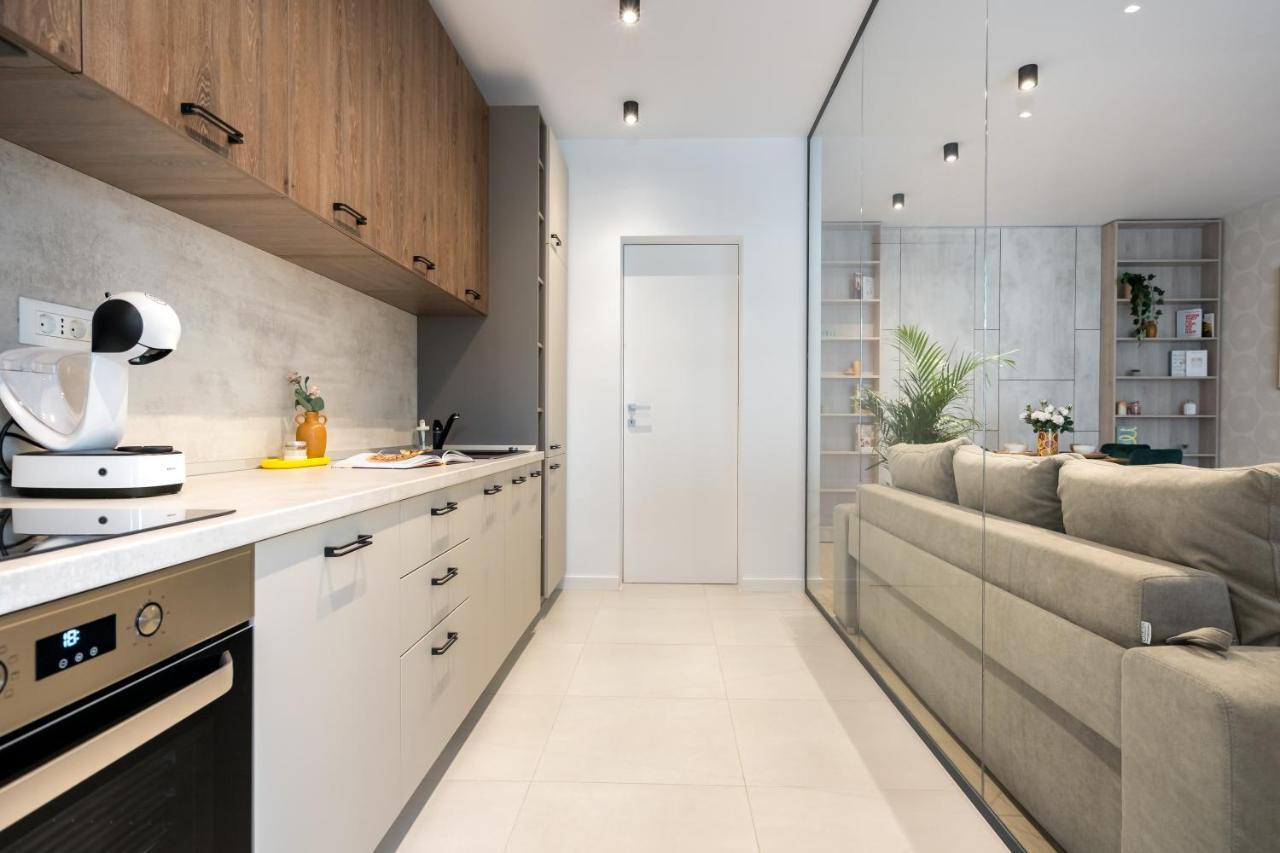 דירה Contemporary Haven - 1 Bedroom With A Balcony Charm *
