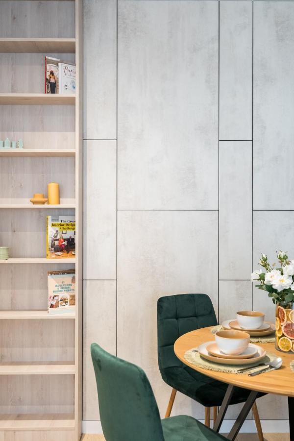 Contemporary Haven - 1 Bedroom With A Balcony Charm דירה *
