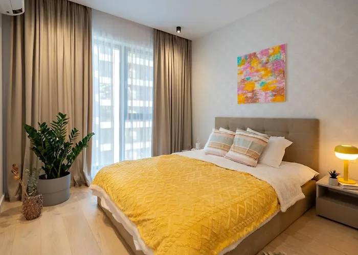 Contemporary Haven - 1 Bedroom With A Balcony Charm