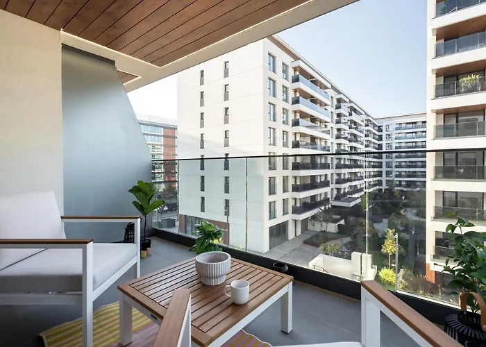 Contemporary Haven - 1 Bedroom With A Balcony Charm
