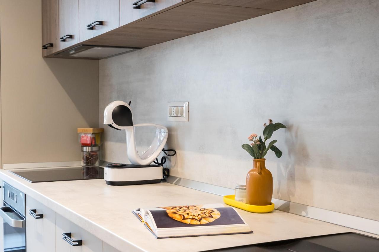 Apartment Contemporary Haven - 1 Bedroom With A Balcony Charm *