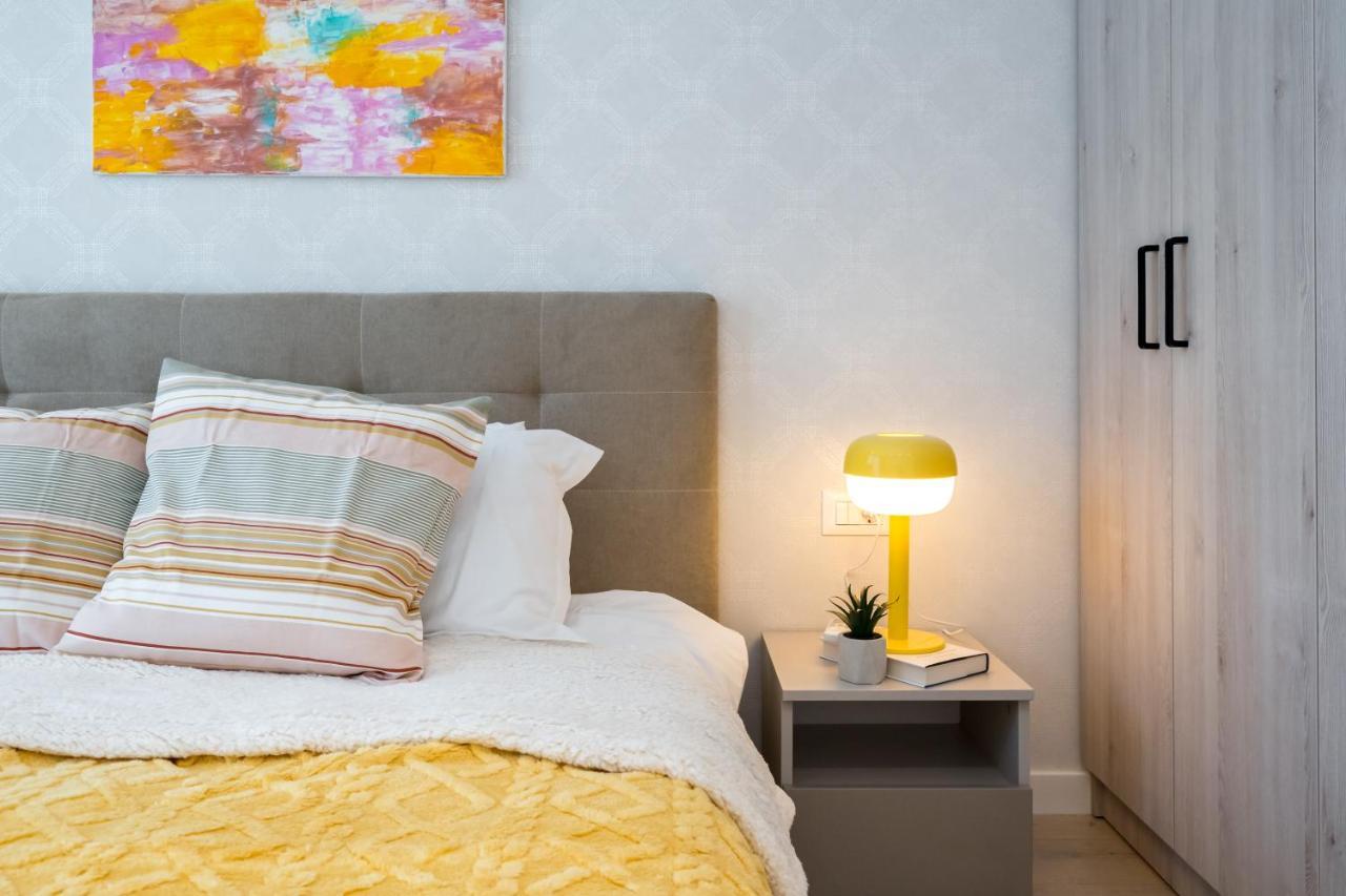 Contemporary Haven - 1 Bedroom With A Balcony Charm