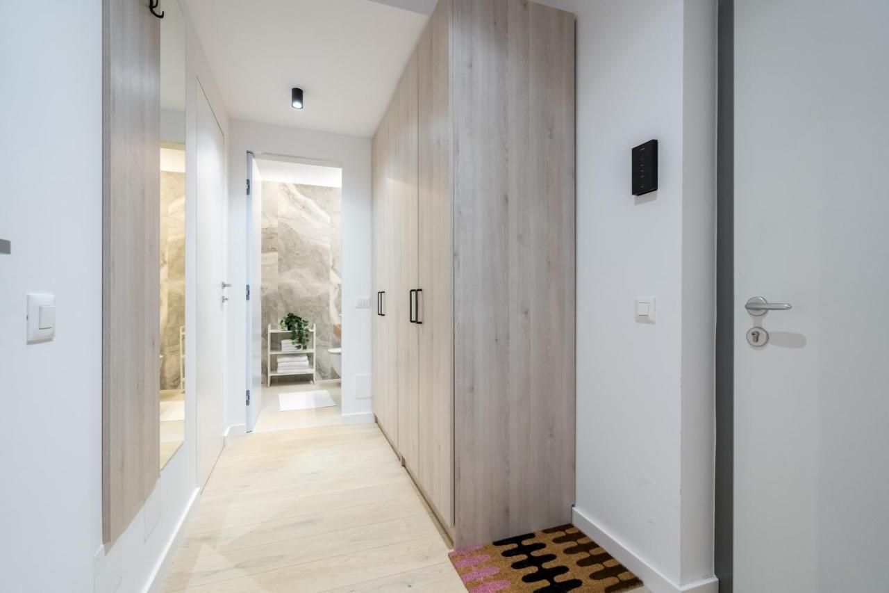Apartment Contemporary Haven - 1 Bedroom With A Balcony Charm