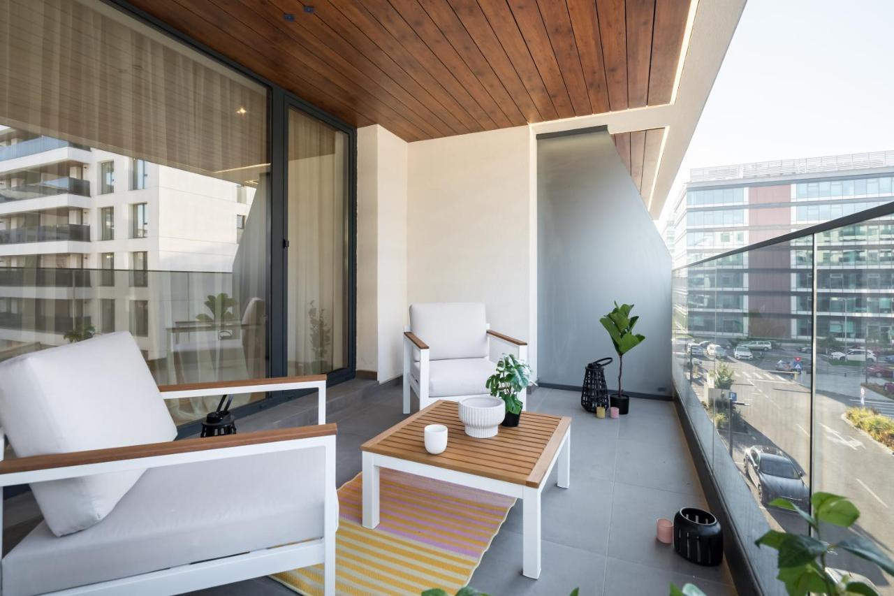Apartment Contemporary Haven - 1 Bedroom With A Balcony Charm