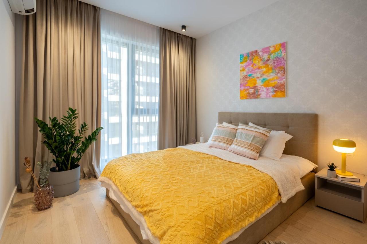 Contemporary Haven - 1 Bedroom With A Balcony Charm *