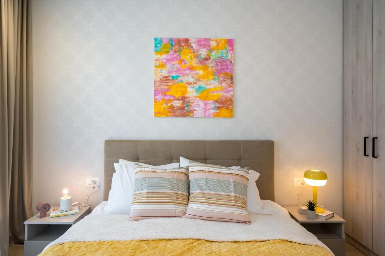 Contemporary Haven - 1 Bedroom With A Balcony Charm Apartment