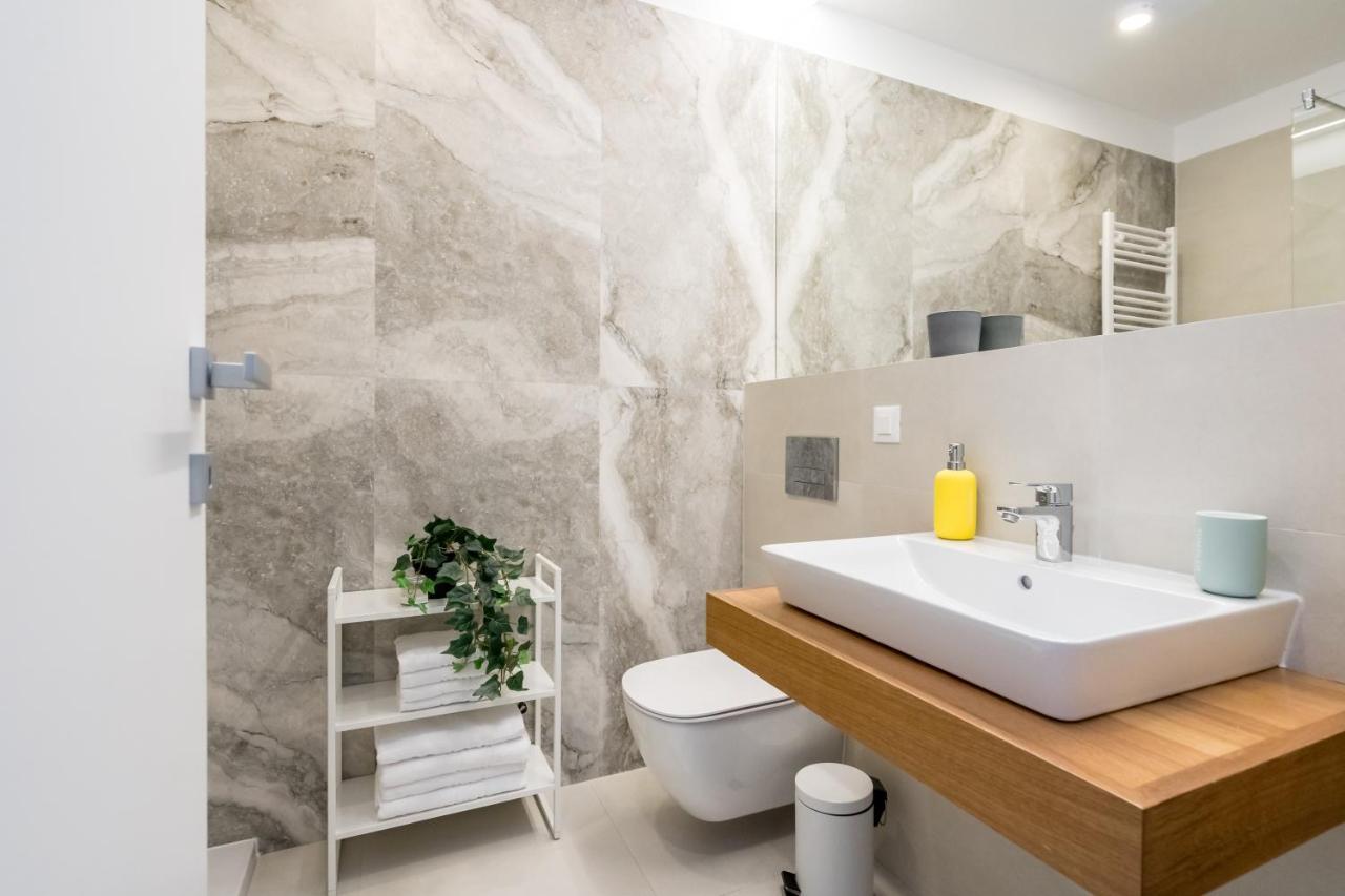 Apartment Contemporary Haven - 1 Bedroom With A Balcony Charm *