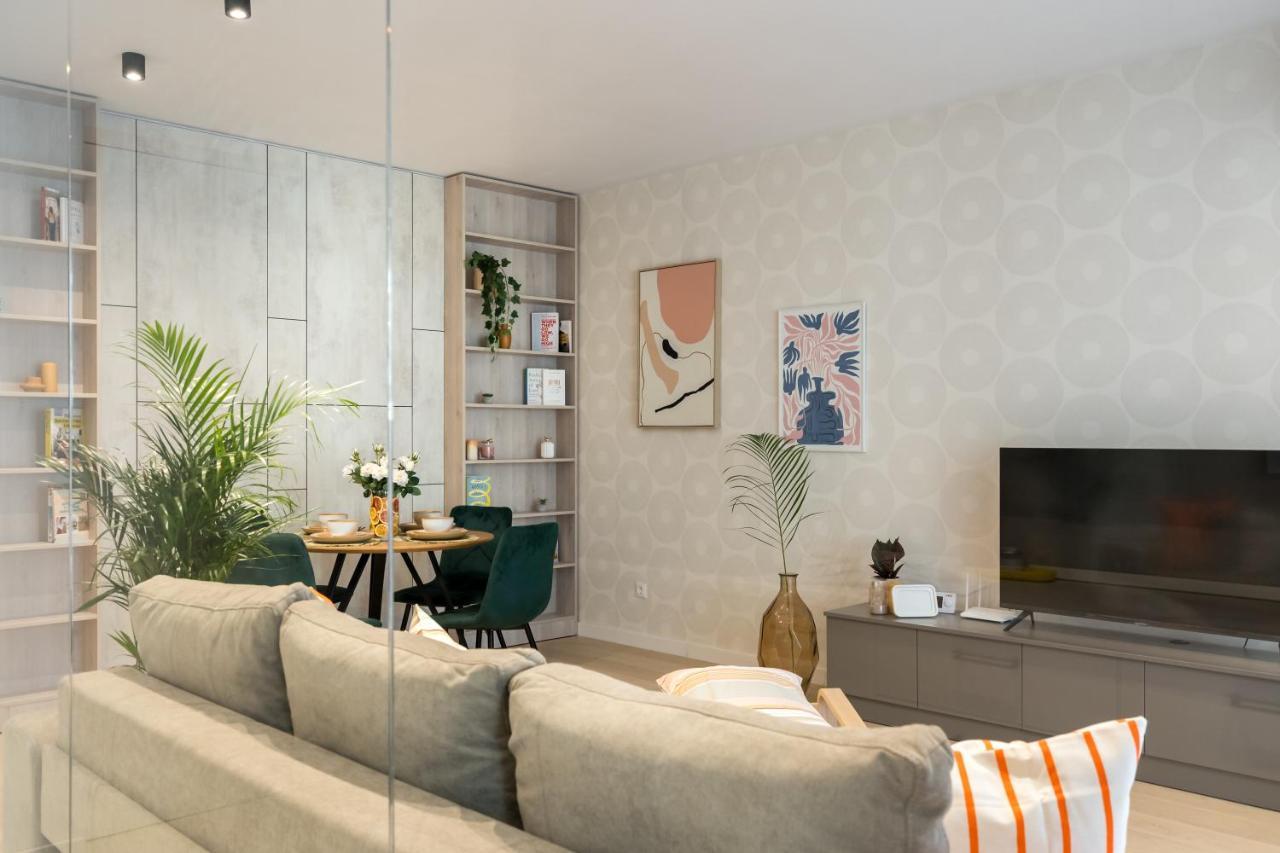 Contemporary Haven - 1 Bedroom With A Balcony Charm *