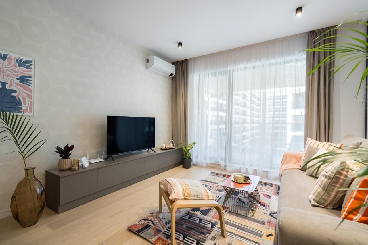 Contemporary Haven - 1 Bedroom With A Balcony Charm