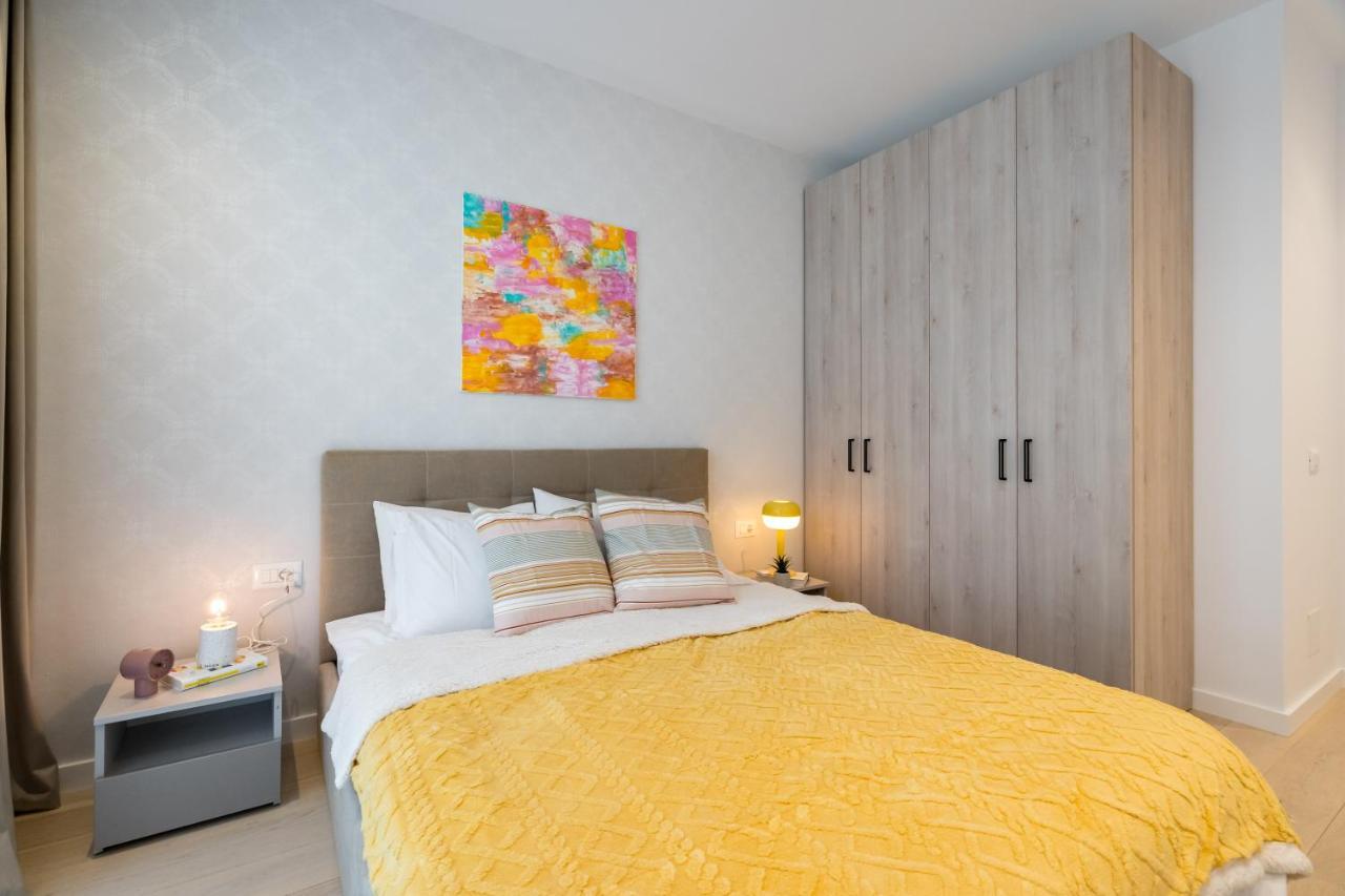 Contemporary Haven - 1 Bedroom With A Balcony Charm Apartment Bucharest
