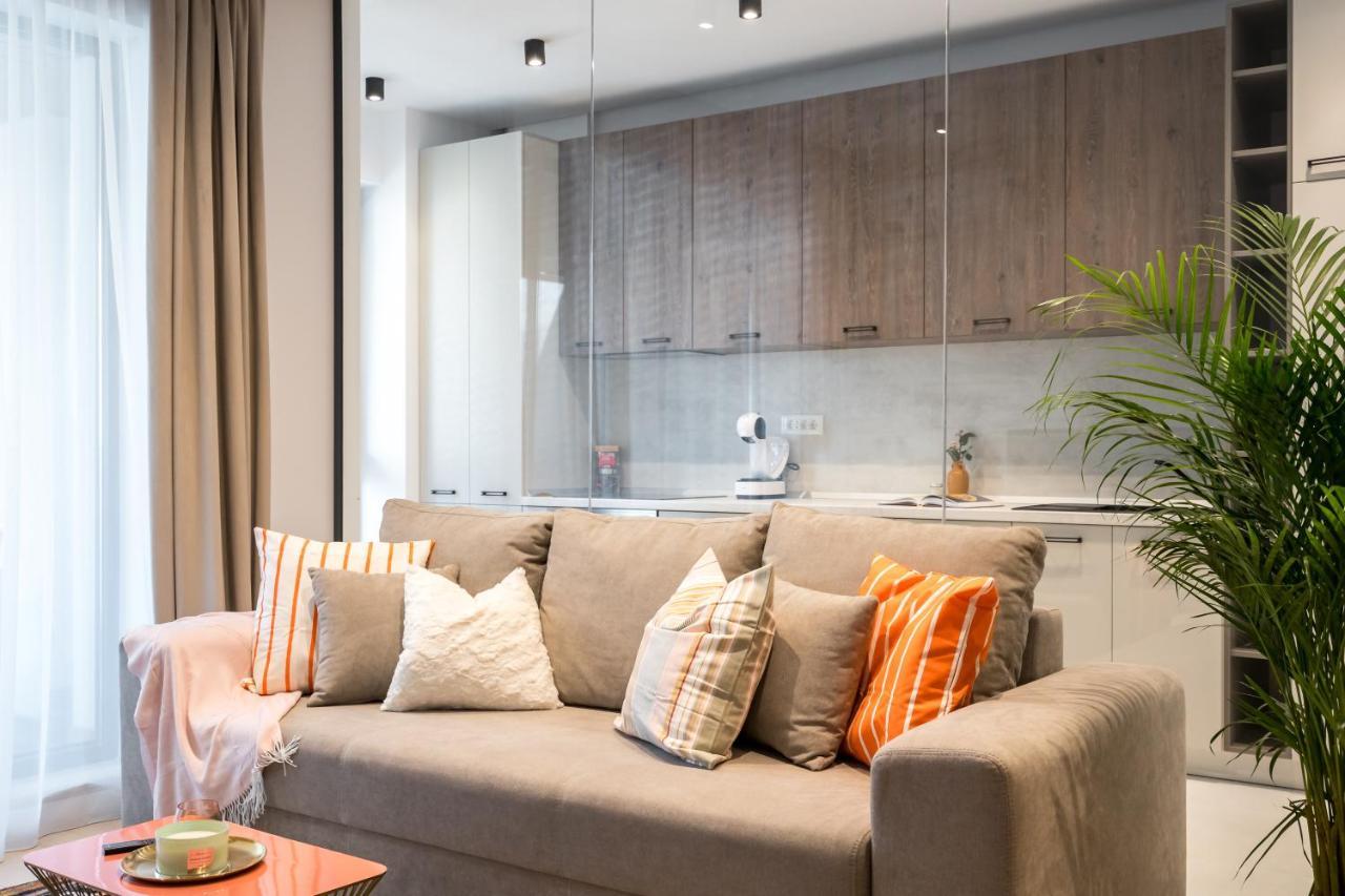 Contemporary Haven - 1 Bedroom With A Balcony Charm *