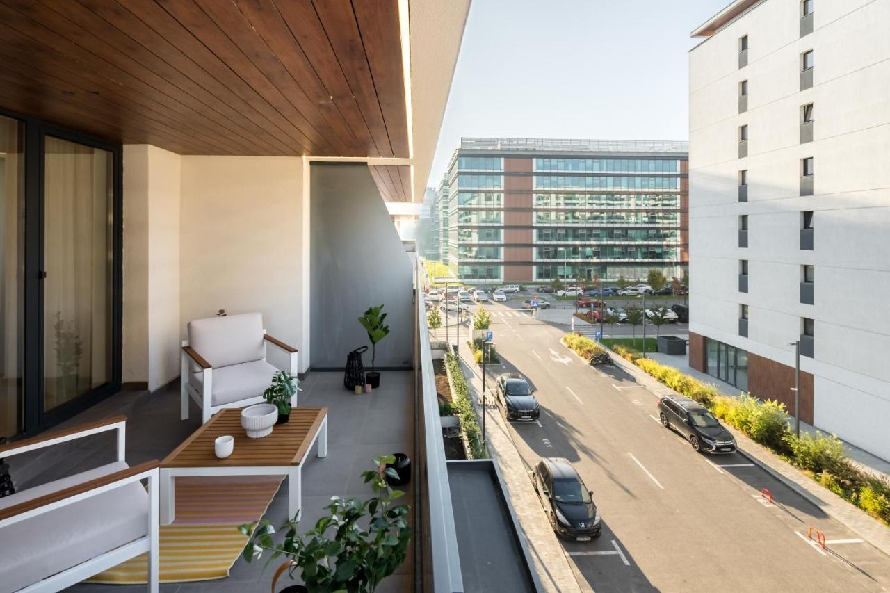 Contemporary Haven - 1 Bedroom With A Balcony Charm