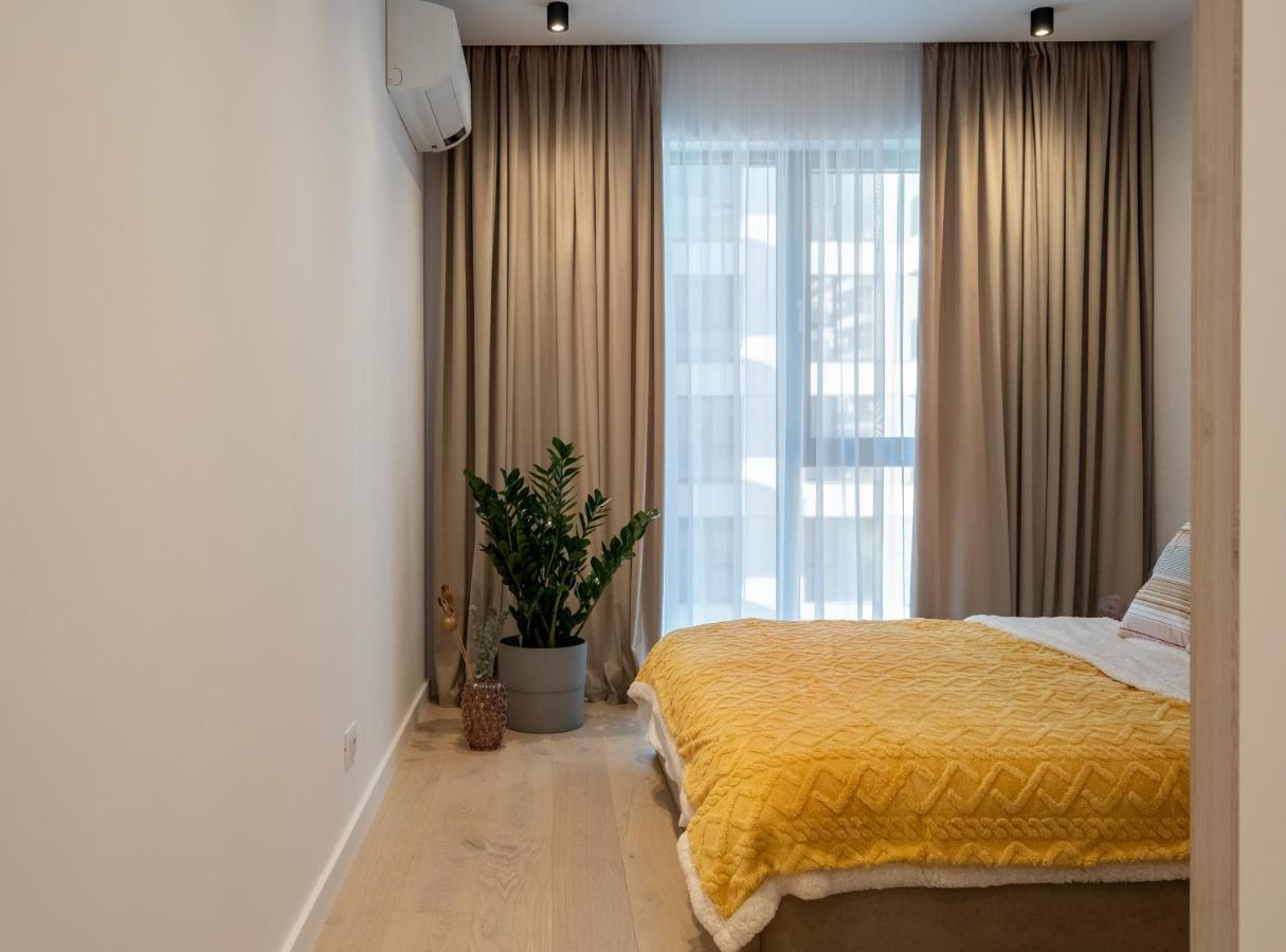 Apartment Contemporary Haven - 1 Bedroom With A Balcony Charm