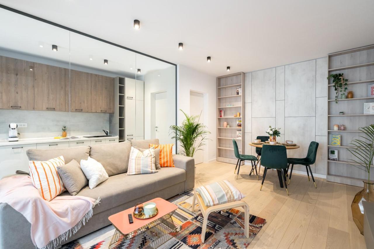 Contemporary Haven - 1 Bedroom With A Balcony Charm Apartment *