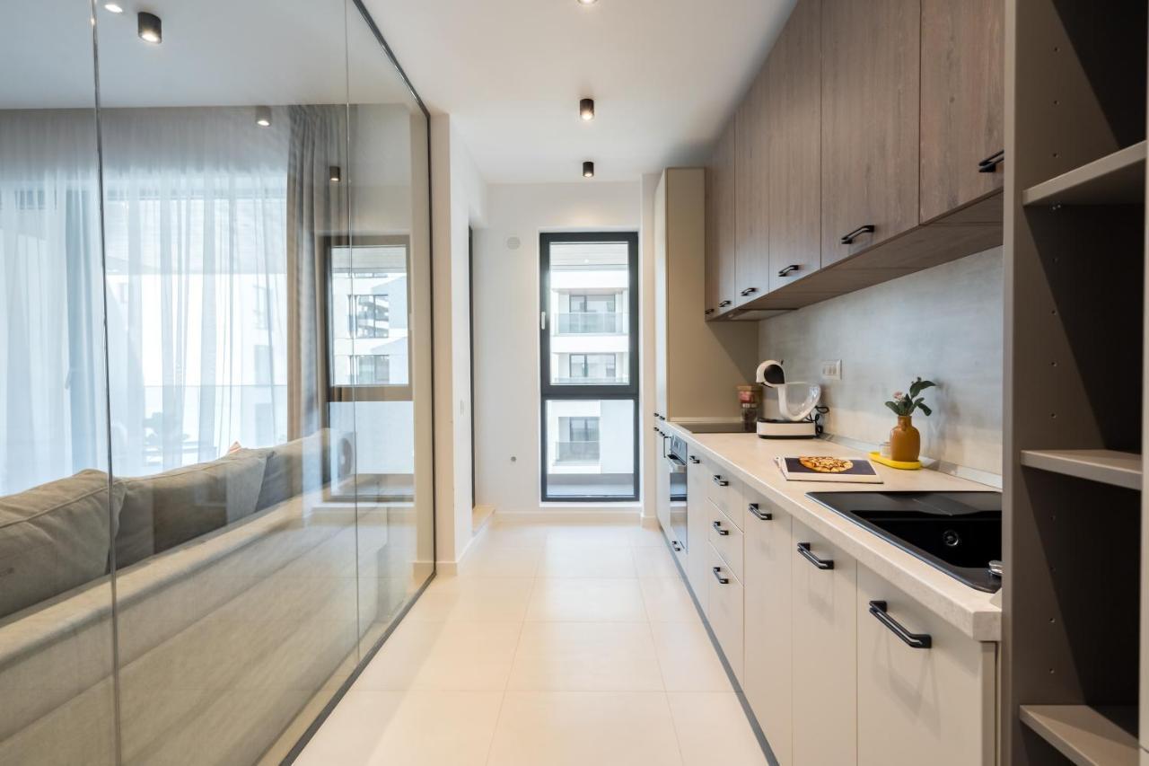 Contemporary Haven - 1 Bedroom With A Balcony Charm Apartment *