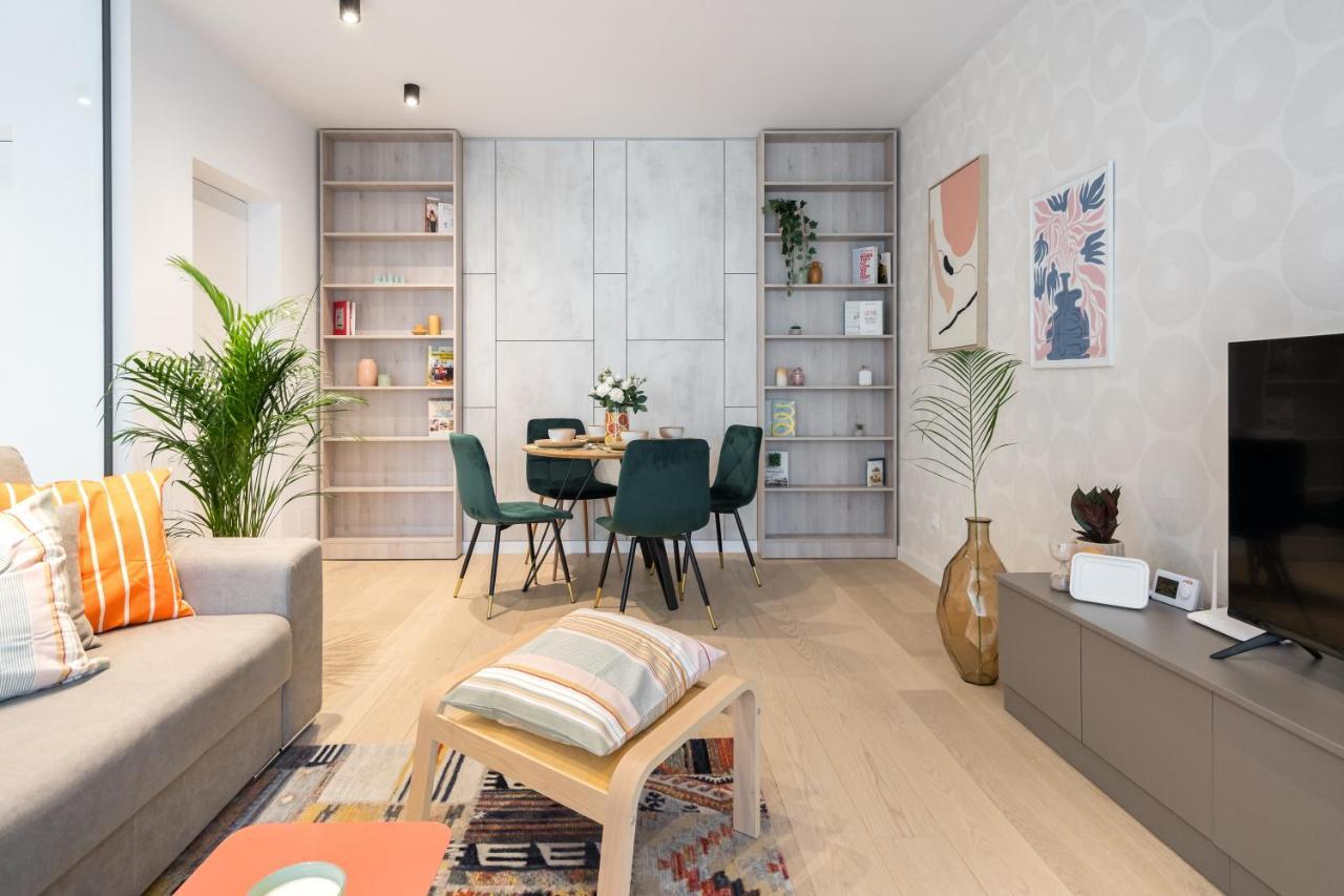 Apartment Contemporary Haven - 1 Bedroom With A Balcony Charm *